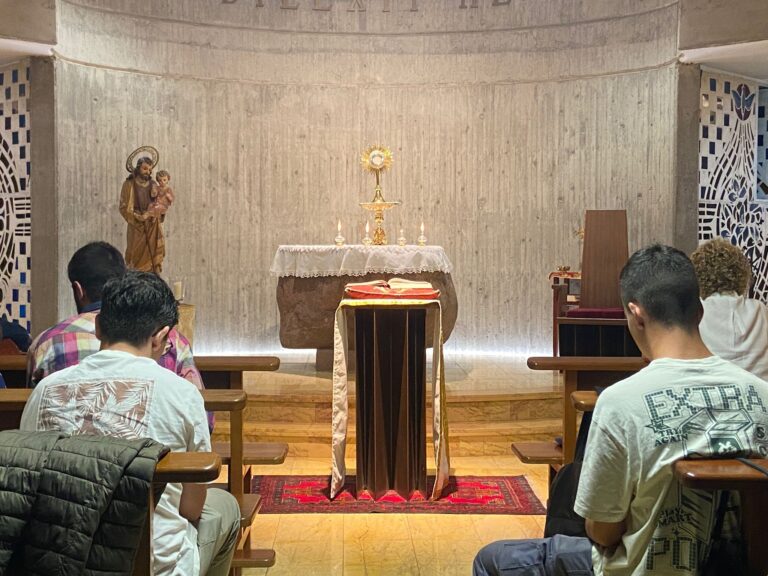 Jóvenes del Camino Neocatecumenal rezan por las vocaciones sacerdotales y por el Seminario Octubre 2025