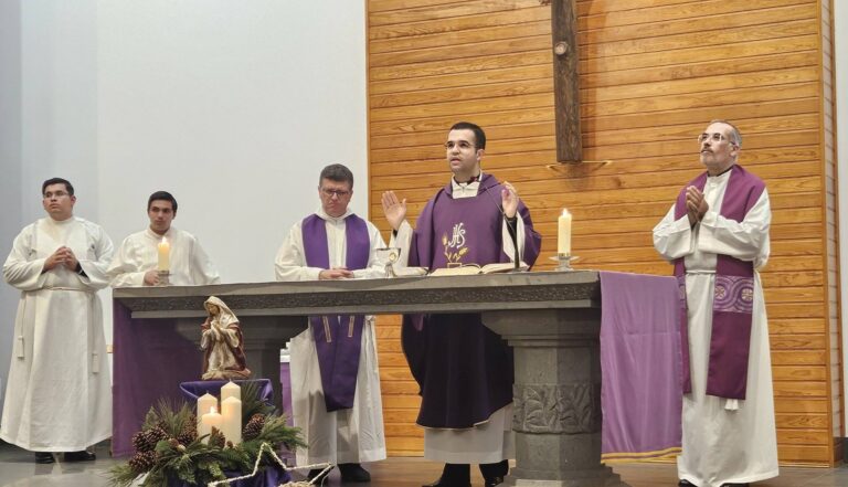 La Eucaristía semanal del Seminario en Siete Palmas, presidida por el sacerdote más joven de la diócesis